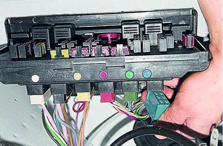 Отсоединяем колодки проводов, подключенные к монтажному блоку снизу