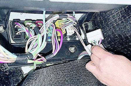 Отсоединяем колодки проводов от разъемов блока, находящихся под панелью приборов
