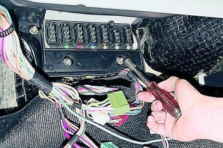 Головкой «на 10» отворачиваем четыре гайки 