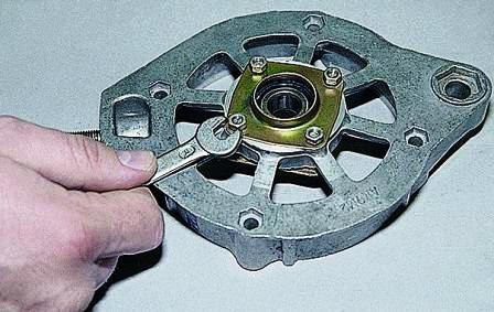 Для замены переднего подшипника ключом «на 8» отворачиваем четыре гайки