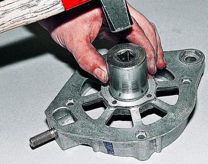 Через оправку выбиваем подшипник