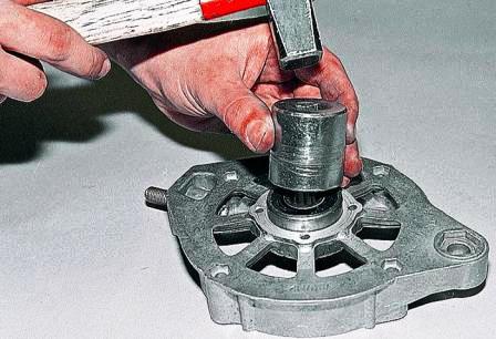 Устанавливаем новый подшипник, нанося легкие удары по его наружному кольцу через оправку