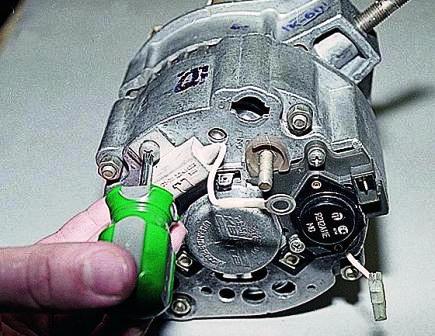 Отверткой отворачиваем винт и снимаем конденсатор.