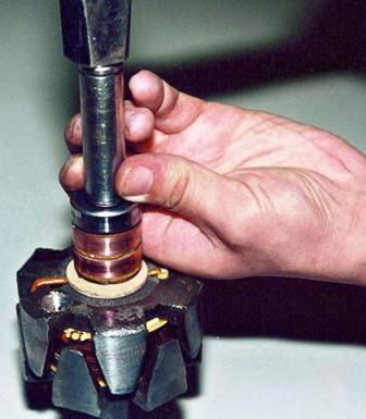 Новый подшипник запрессовываем, нанося легкие удары через оправку 