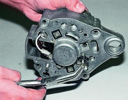 Из задней крышки извлекаем три болта вместе с изоляционными прокладками