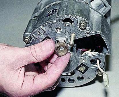 Снимаем изоляционную шайбу