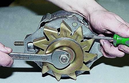 Ключом «на 19» отворачиваем гайку шкива генератора