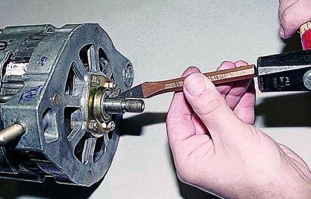 Зубилом удаляем из паза вала шпонку