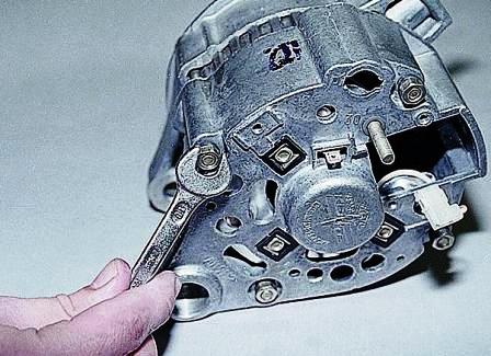 Ключом «на 10» отворачиваем четыре гайки