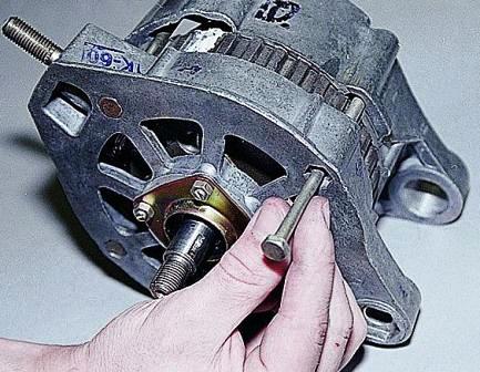 вынимаем болты, стягивающие крышки генератора