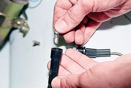 отворачиваем крышку предохранителя