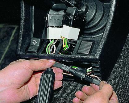 Вынимаем из панели корпус предохранителя