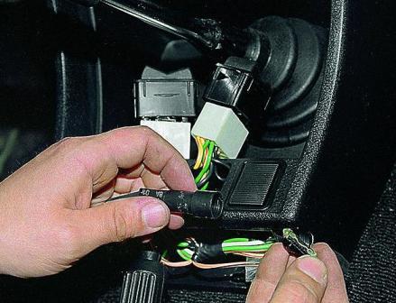 отворачиваем его крышку и заменяем перегревший предохранитель