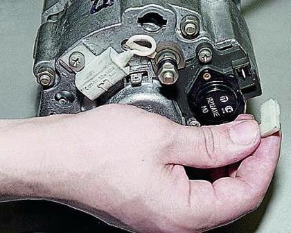 Отсоединяем наконечник провода от вывода регулятора 