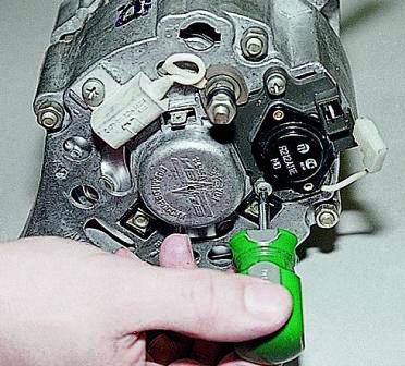 отверткой отворачиваем два винта крепления регулятора 