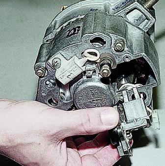 снимаем его в сборе со щеткодержателем