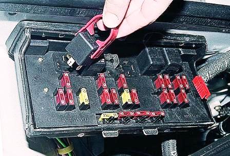 Для замены снимаем реле съемником.