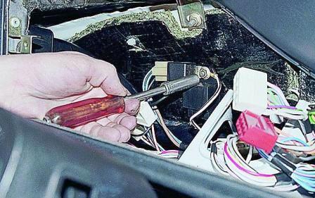 Головкой «на 10» отворачиваем гайку крепления реле. Реле, подлежащее замене, отсоединяем от колодки.