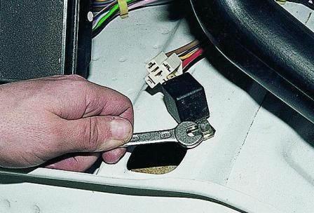 Снимаем с его выводов колодку проводов, ключом «на 10» отворачиваем гайку крепления и меняем реле