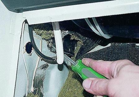 Крестообразной отверткой отворачиваем два самореза 