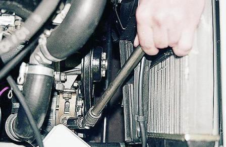 Головкой «на 17» ослабляем гайку крепления генератора к регулировочной планке