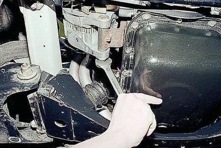 ключом «на 19» ослабляем затяжку болта нижнего крепления генератора