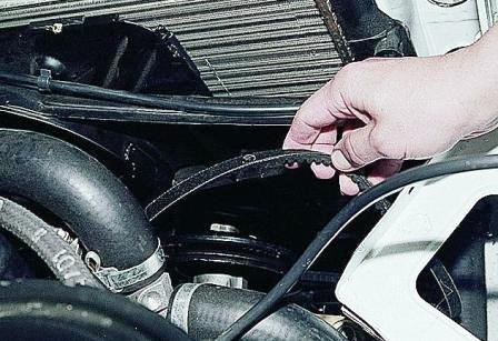 снимаем изношенный ремень и надеваем новый