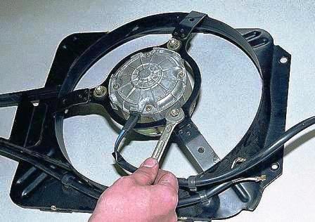 Ключом «на 10» отворачиваем три гайки