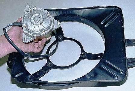 снимаем и заменяем электродвигатель