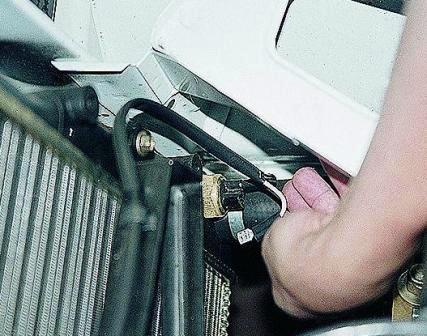 Снимаем два штекера с выводов датчика