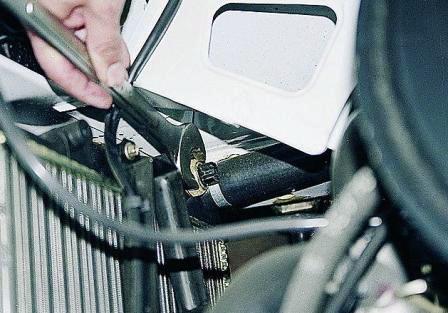 Ключом «на 30» отворачиваем датчик