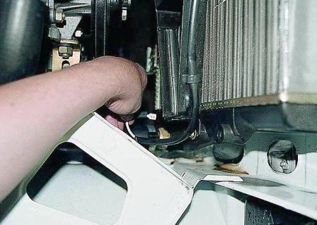 Снимаем два штекера с выводов датчика