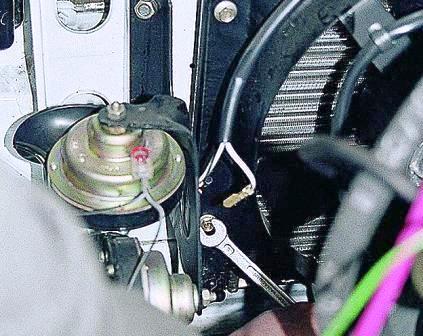 отворачиваем два болта крепления кожуха вентилятора к левому бачку радиатора