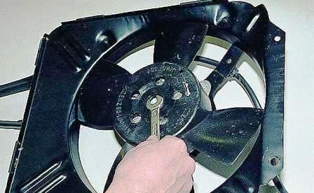 Ключом «на 10» по часовой стрелке отворачиваем гайку (левая резьба)…