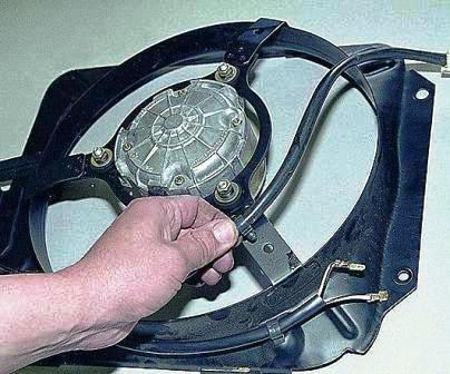 Отсоединяем крепление жгута проводов