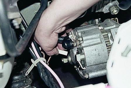 Отсоединяем штекер от вывода «61» генератора 