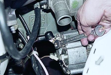 ключом «на 10» отворачиваем гайку крепления проводов на выводе «30» 