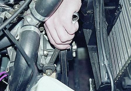 Ключом «на 17» отворачиваем две гайки и снимаем регулировочную планку