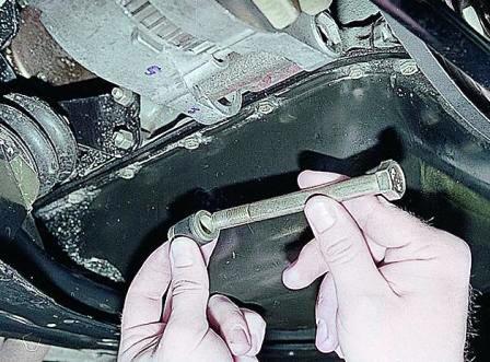 вынимаем болт и втулку