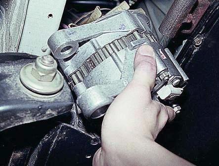 Снимаем генератор с автомобиля