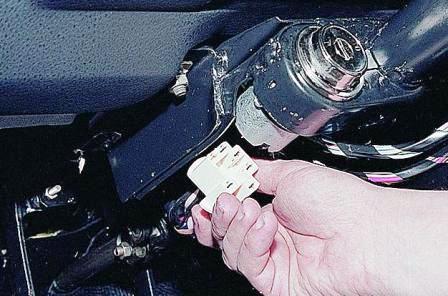 Снимаем колодку проводов с выводов выключателя 