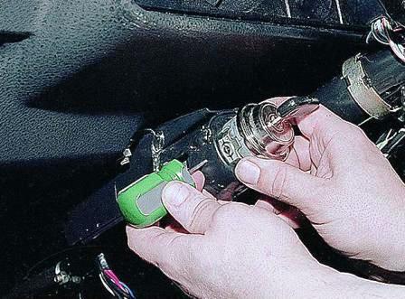 Тонкой отверткой поджимаем фиксатор через отверстие в боковой стенке кронштейна