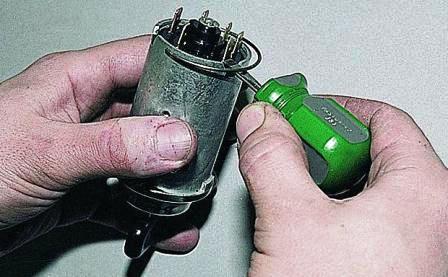 Поддев тонкой отверткой, снимаем стопорное кольцо