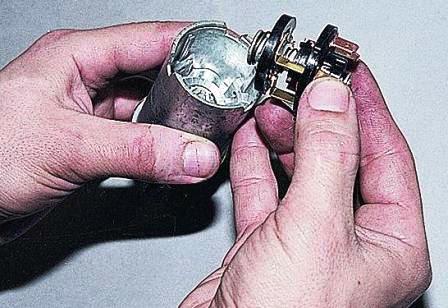 Вынимаем контактную часть из корпуса выключателя