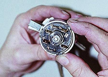 ориентируемся по выводам «15» и «30», которые должны быть напротив запорного стержня замка