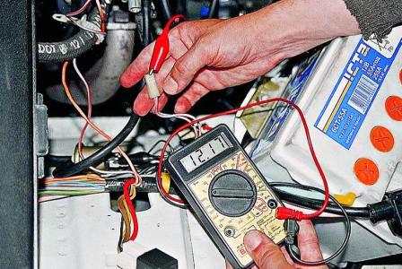 Вольтметр или контрольную лампу подсоединяем к проводам питания клапана