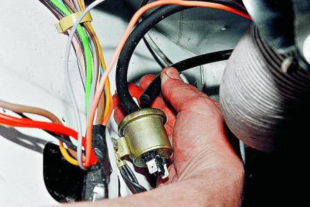 Для дальнейшей проверки клапана отсоединяем от него соединительные шланги