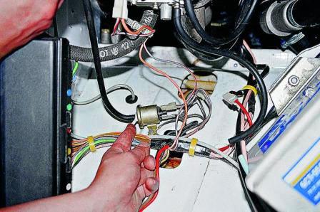 Надеваем на штуцер «1» (центральный) подходящий резиновый шланг и ртом создаем разрежение в нем. 