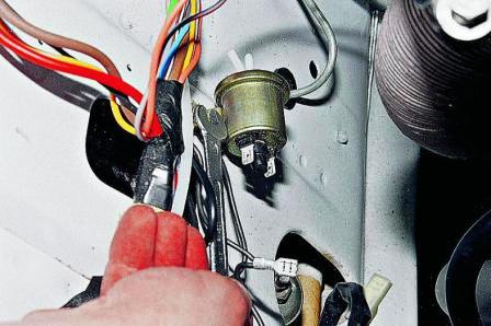 ключом «на 8» отворачиваем гайку крепления клапана