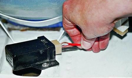 Из соединительной колодки блока делаем дополнительный вывод параллельно серому проводу с красной полосой 